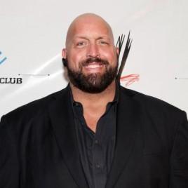 WWE Superstar Big Show Holds Free Autograph Signing This Weekend