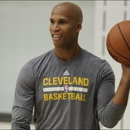 Newly-Minted NBA Champion Richard Jefferson Holds Autograph Signing in Cleveland