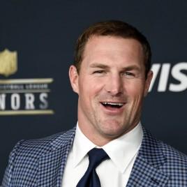 Dallas Cowboys Tight End Jason Witten Speaks at Steak ‘N’ Burger Fundraiser in June