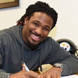 Running Back DeAngelo Williams Leads Group of Steelers Signing Autographs for United Way