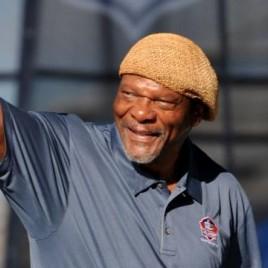 Hall of Famers Carl Eller and Randall McDaniel Lead Vikings Legends Signing Autographs at Mall of America