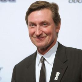 NHL Legend Wayne Gretzky Headlines Heritage Classic Alumni Game